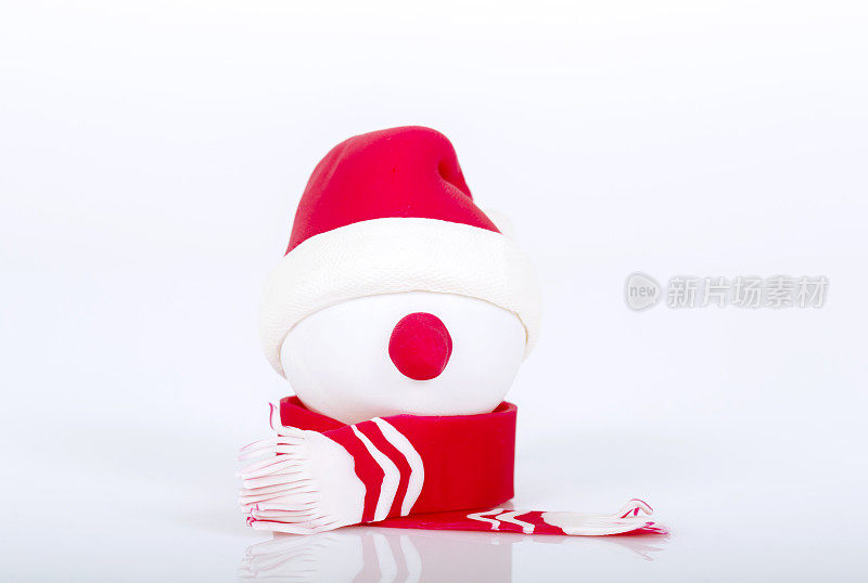 手工泥人:戴着圣诞帽和围巾的雪人