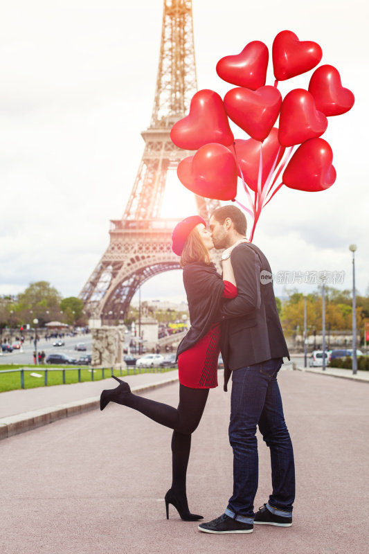 一对浪漫的年轻情侣在巴黎埃菲尔铁塔附近接吻