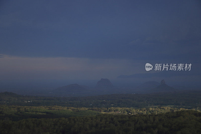 昆士兰玻璃屋山脉上的热带风暴和降雨