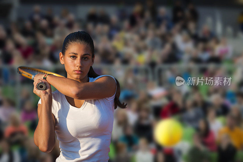 年轻女子在中央球场打网球