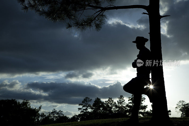 牧童:日落下暴雨后，俯瞰田野的农民剪影。