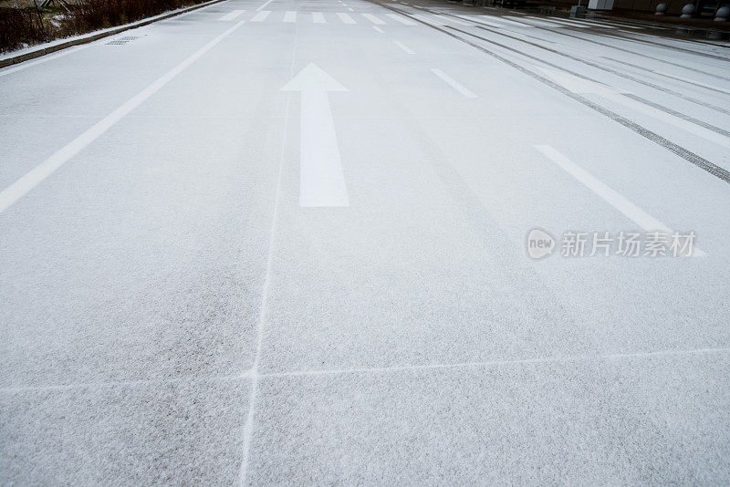 冬天下雪的路