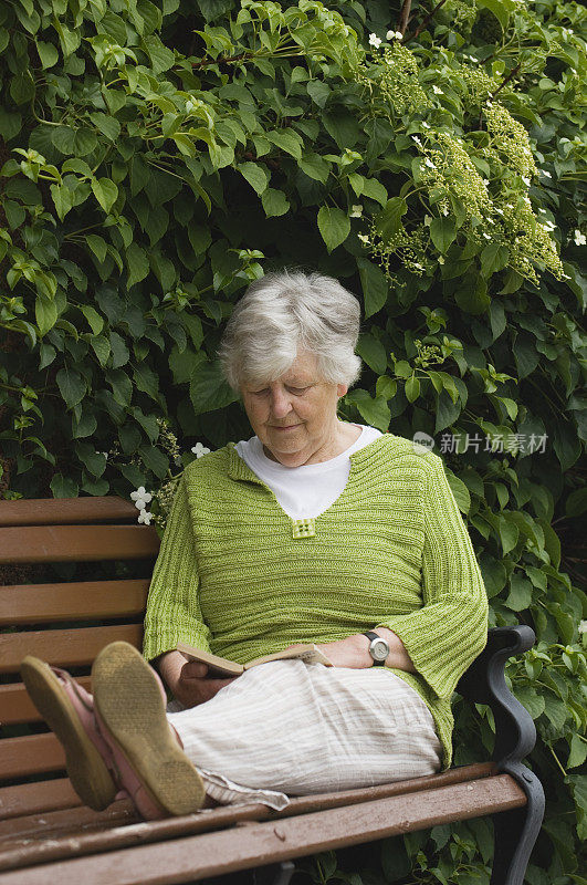 老年妇女户外阅读