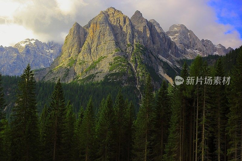 阿尔卑斯山田园诗般的白云石景观在日落，意大利泰洛阿尔卑斯山