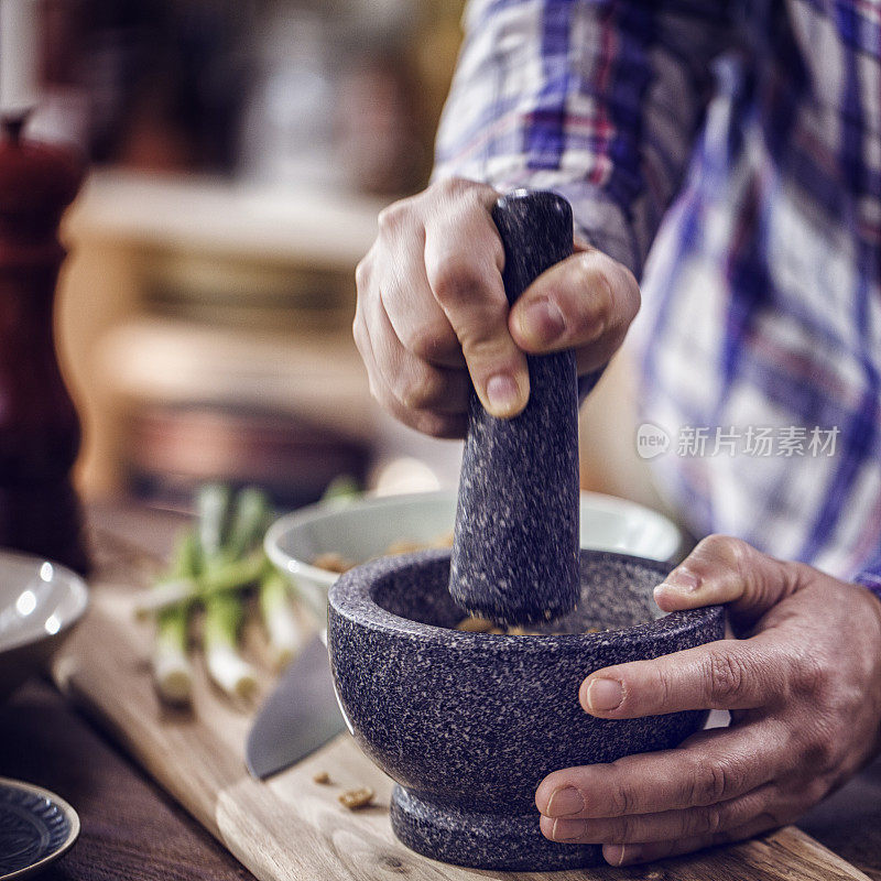 用研钵和杵研碎香料和药草