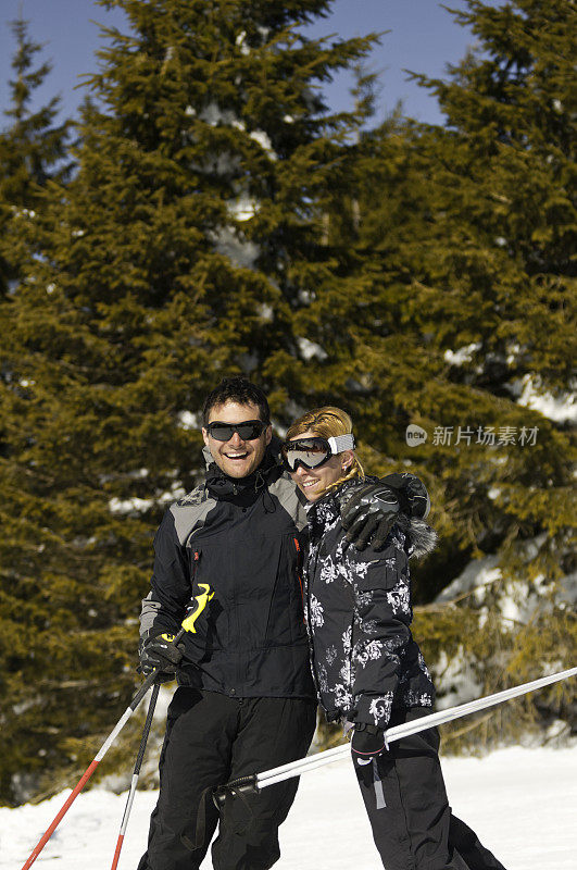 一对手持滑雪杆的情侣