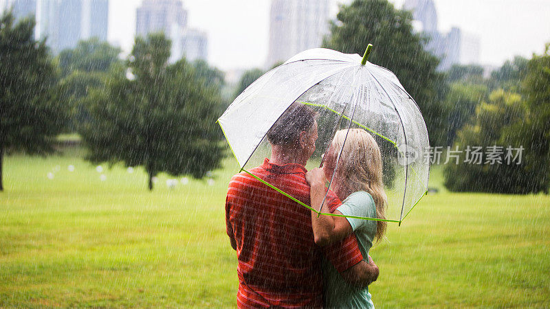 一对情侣在佐治亚州亚特兰大公园的伞下