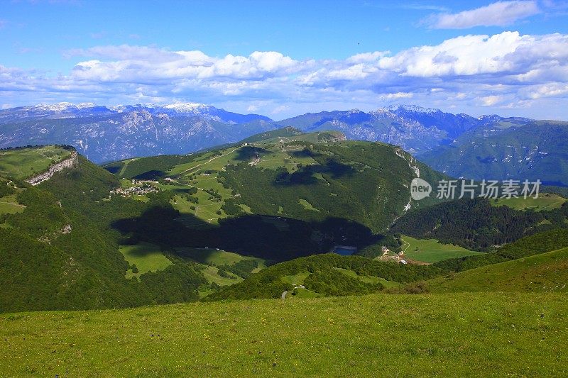 天堂:意大利威尼托，特伦蒂诺和Dolomites之上的绿色蒙特巴尔多