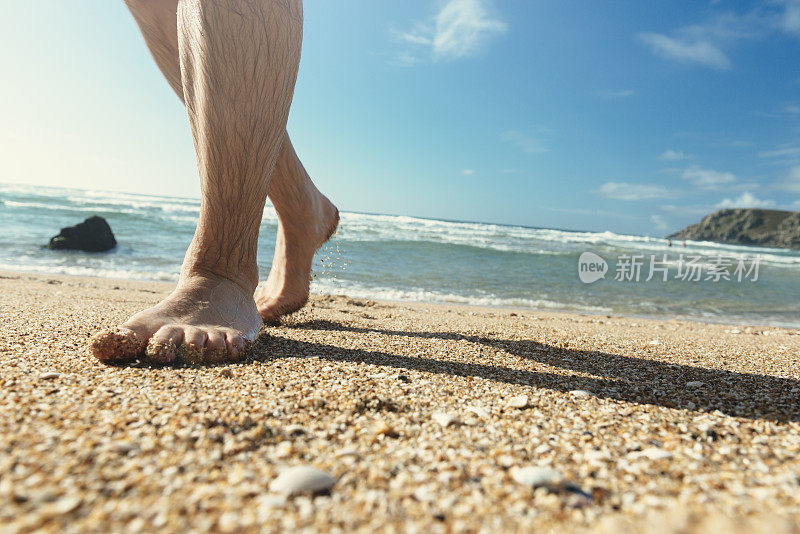 海滩上男人的腿