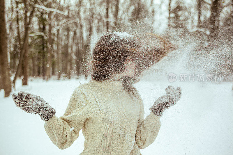 十几岁的长发女孩玩雪