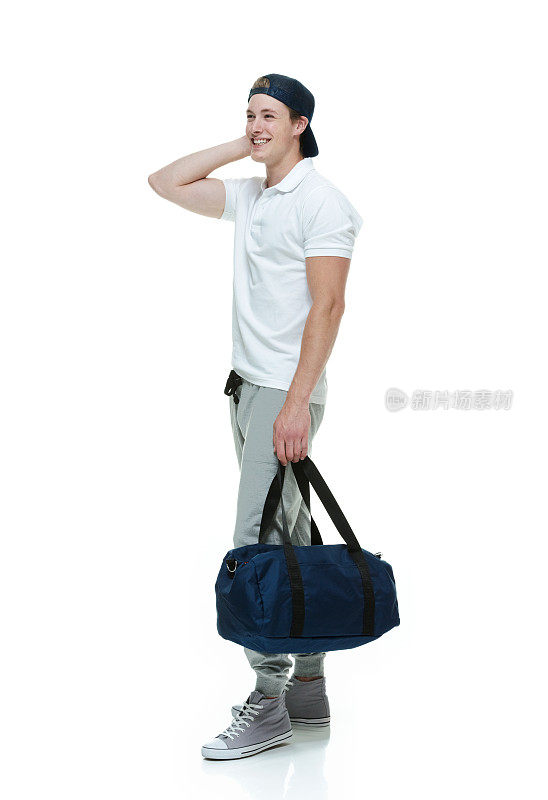 微笑的男人拿着行李袋和看向别处