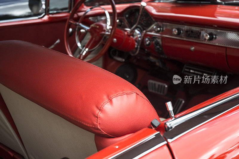 经典汽车红色内饰座椅和方向盘仪表盘