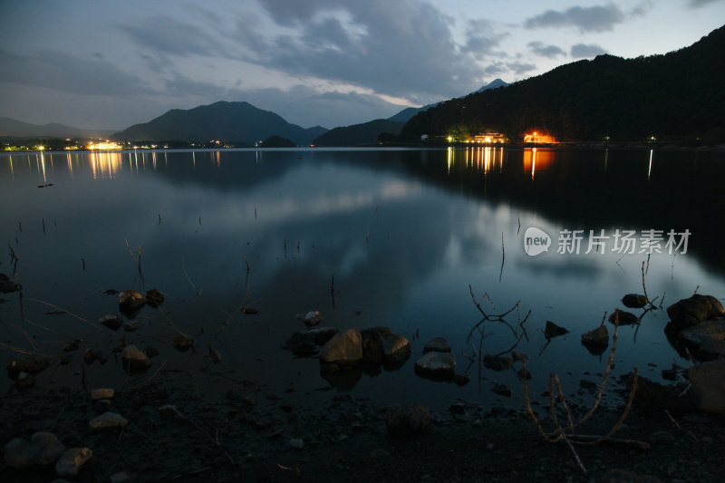 川口湖岸边的村庄，水中倒影，日本