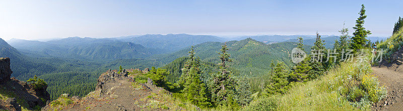 西俄勒冈山山峰森林烟雾天空与妇女徒步旅行者