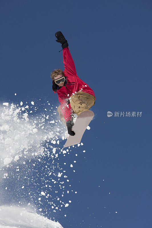 极端的滑雪板跳