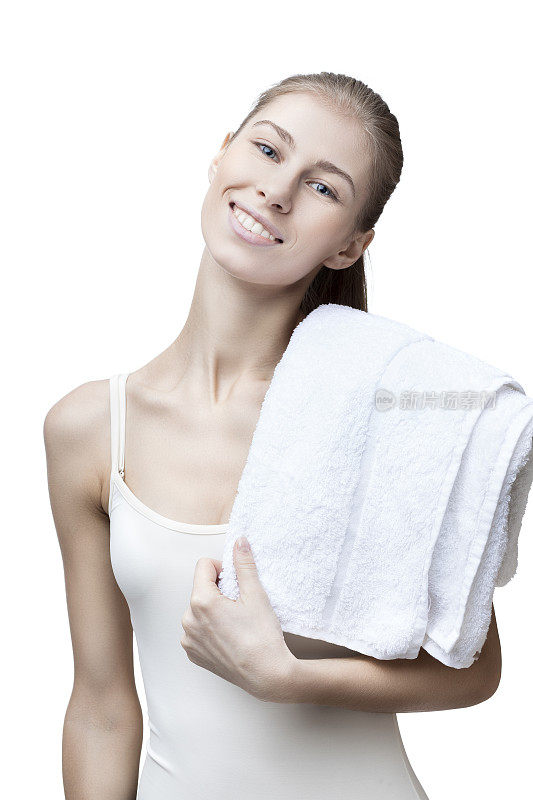 年轻的金发女人，浴巾被隔离在白色