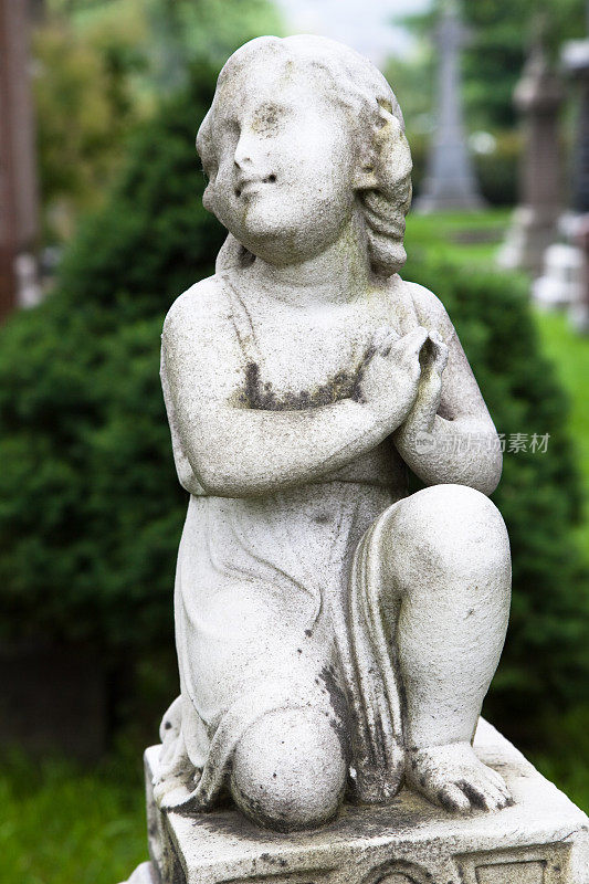 一个小孩的墓碑雕像