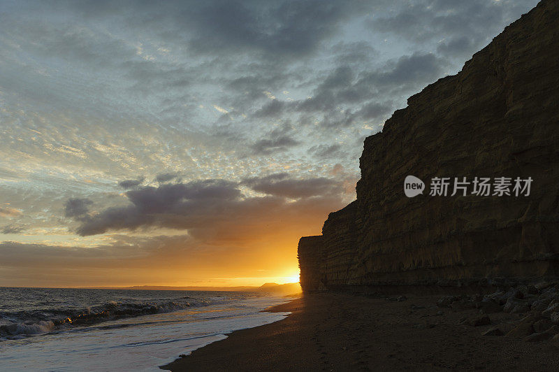 英国多塞特海滩上美丽的日落