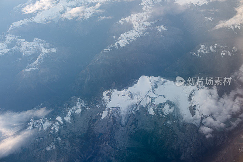 山脉鸟瞰图从上面