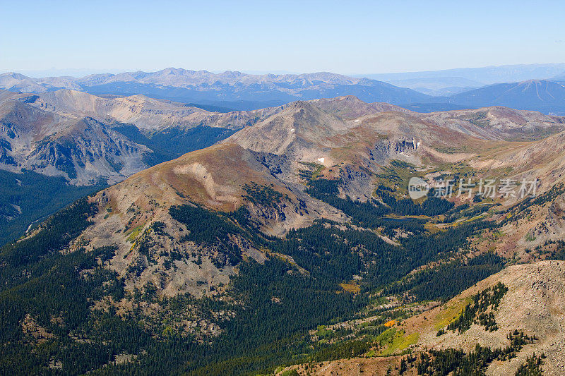 科罗拉多耶鲁山的徒步旅行者和风景