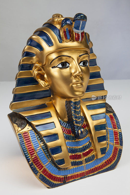 埃及丧葬面具孤立，透视缩短