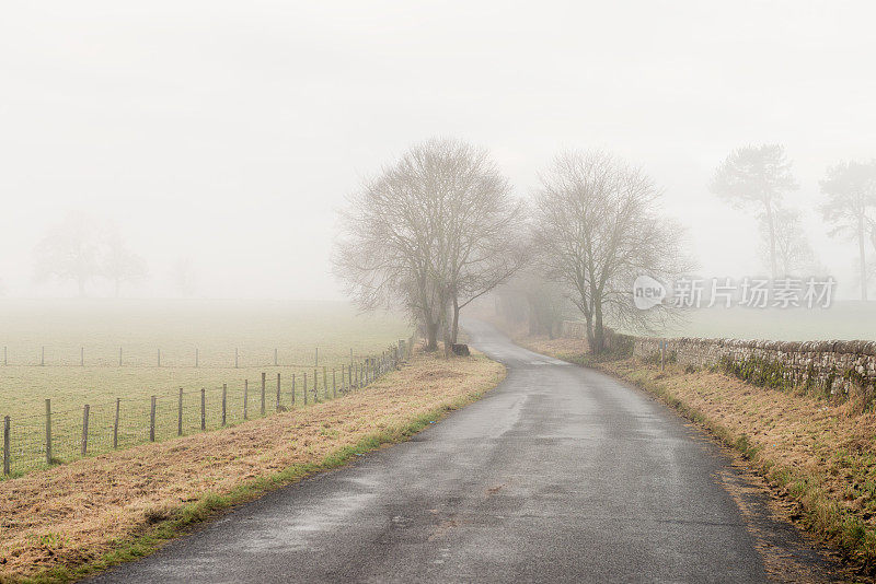 英国冬天多雾的乡村