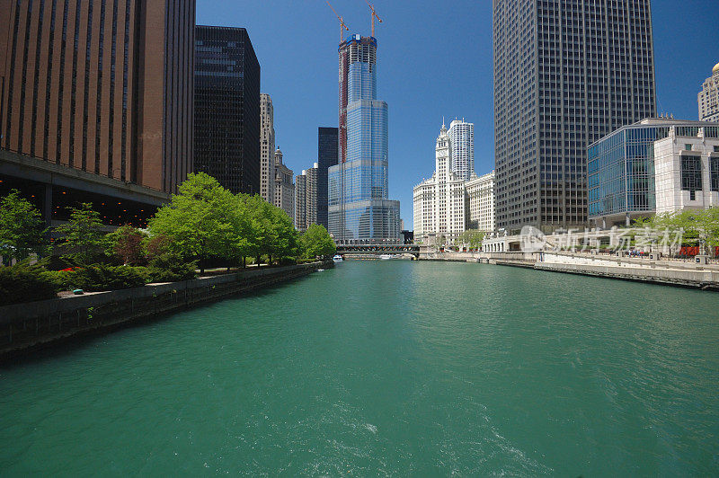 从河边眺望芝加哥的天际线