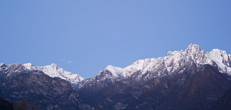 日落时的雪山轮廓