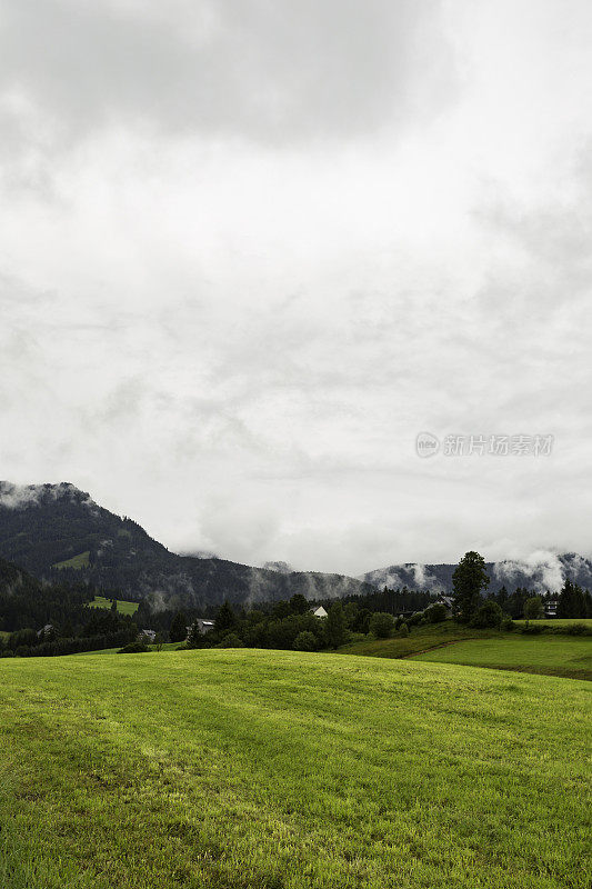 云中阿尔卑斯山山脉的全景