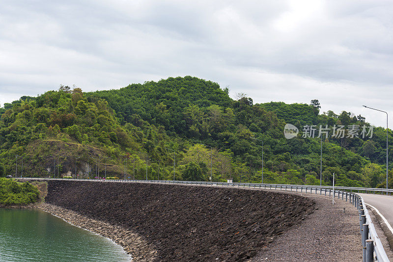 在Rajjaprabha大坝顶上