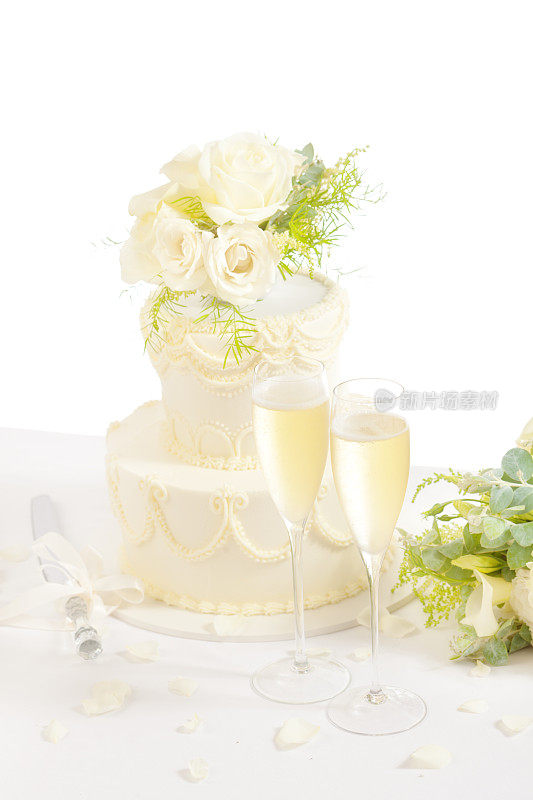 多层婚礼蛋糕与香槟杯