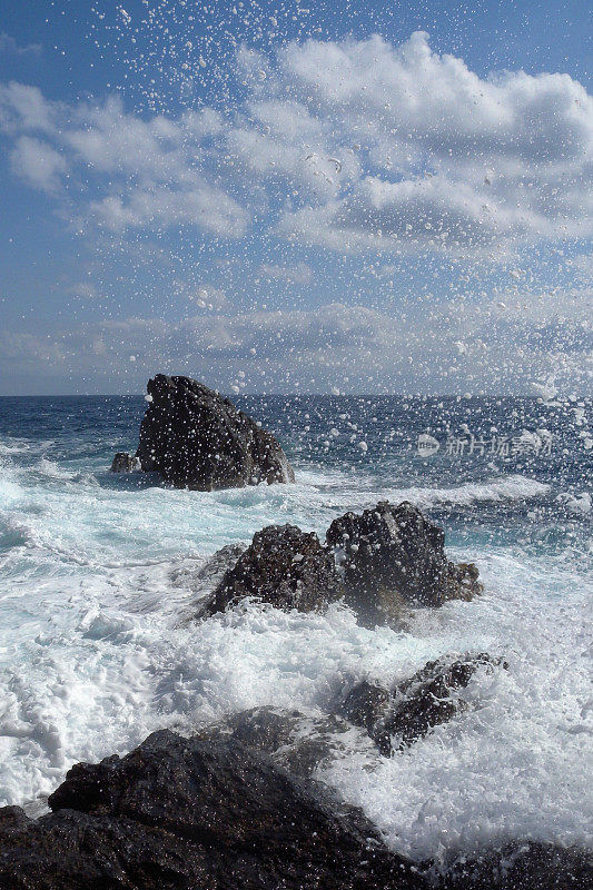 波涛汹涌的海面