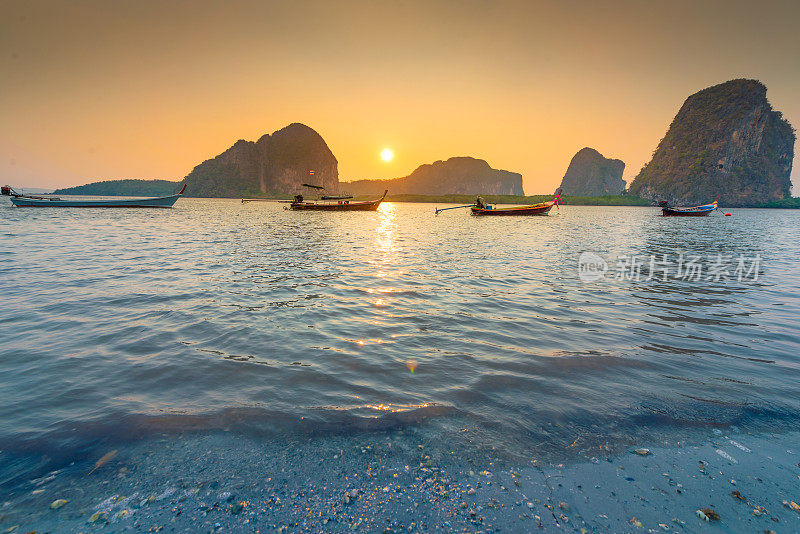 美丽的日落在热带海洋与长尾船在泰国南部