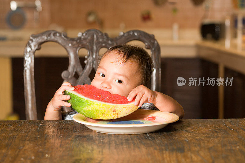 婴儿吃西瓜