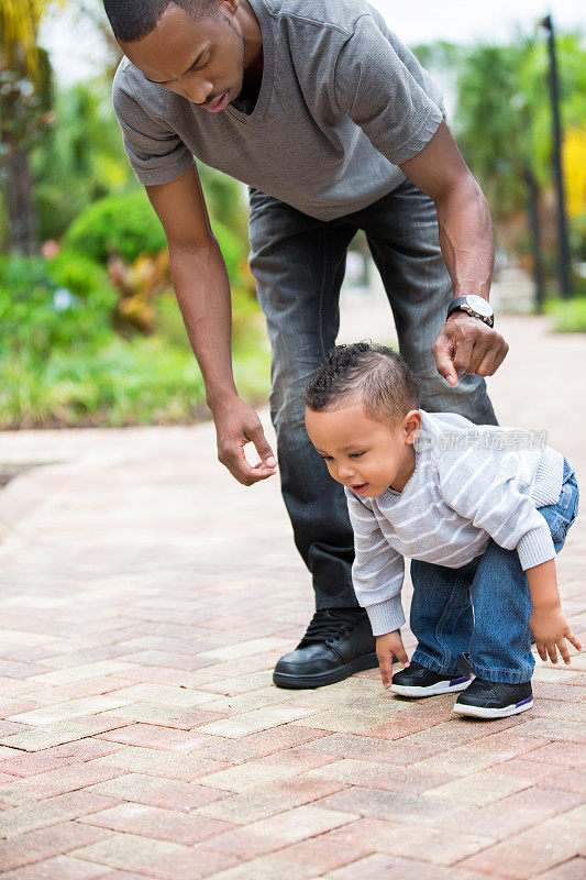 单身黑人父亲，两岁的儿子在公园里