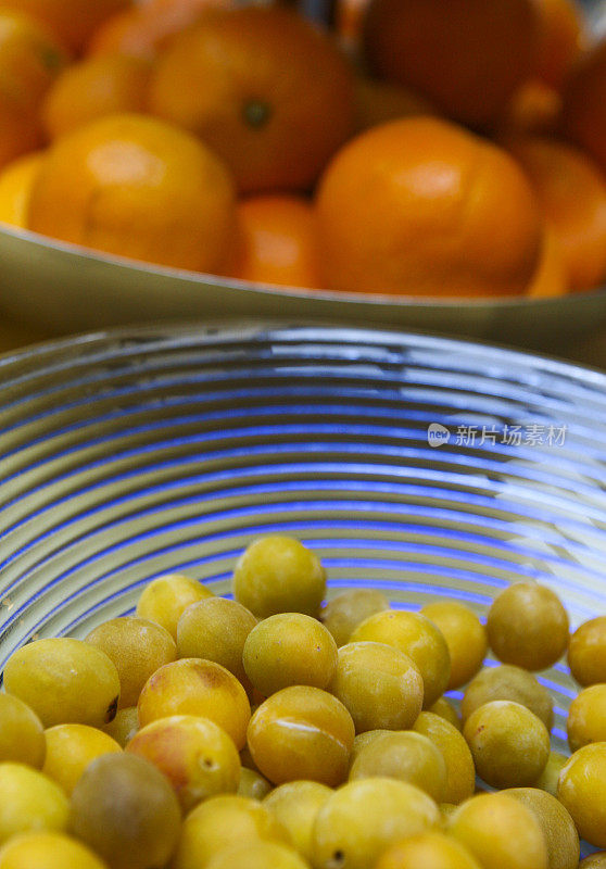 健康食品的特写，橘子和黄李子。