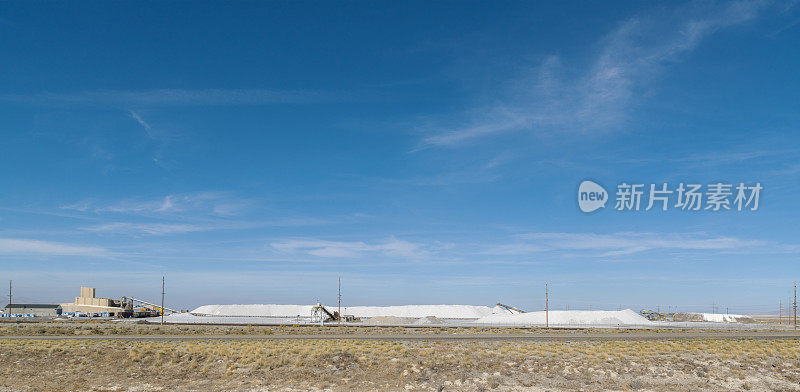 美国犹他州盐湖城附近80号公路沿线的大盐湖的盐业生产