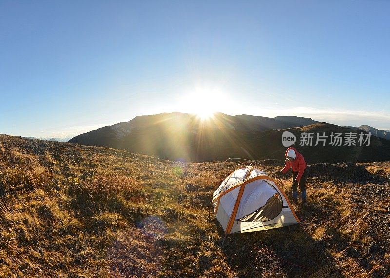 山顶日落露营。