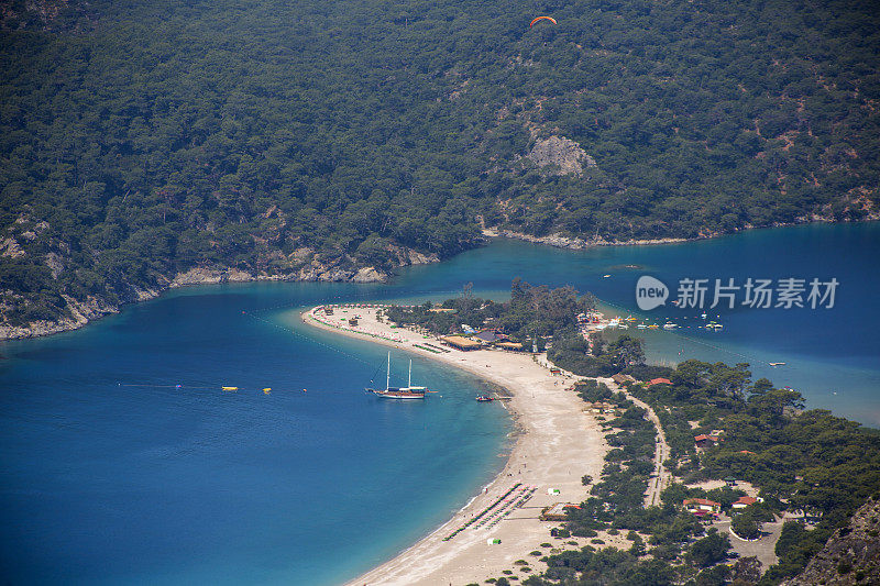 Oludeniz蓝泻湖是一个小村庄和海滩度假胜地，在Fethiye区Muğla省土耳其