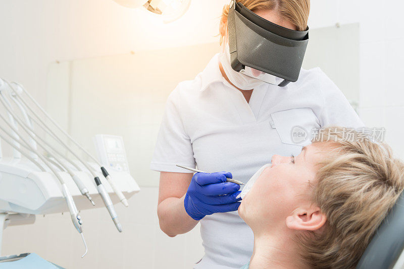 牙医治疗女孩的牙齿