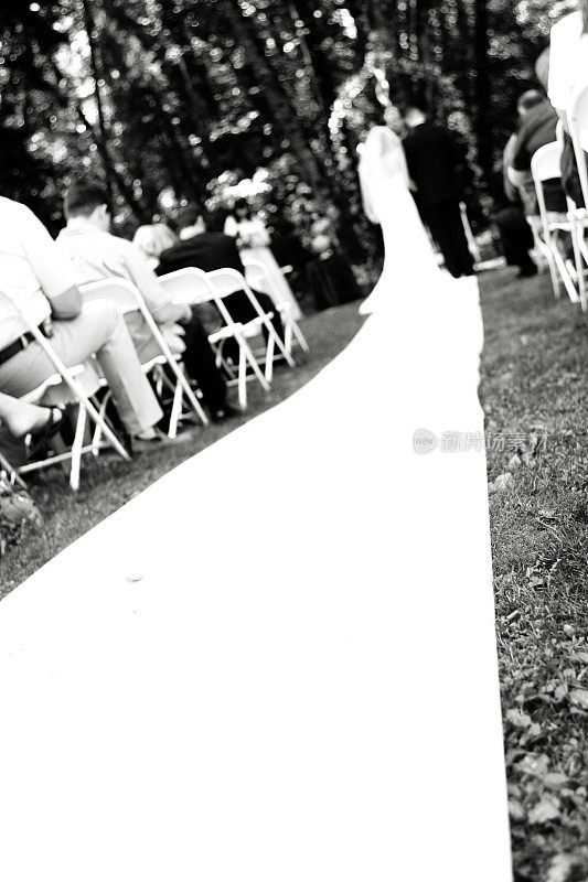 婚礼过道上的黑白照片