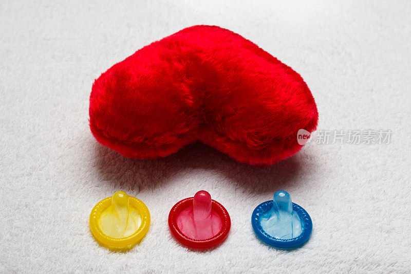 五颜六色的避孕套和红色的心