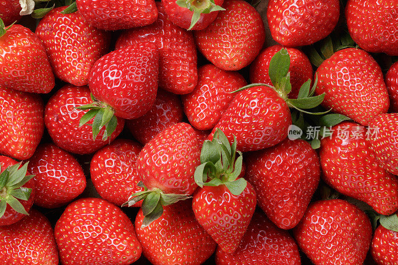 背景来自新鲜收获的草莓