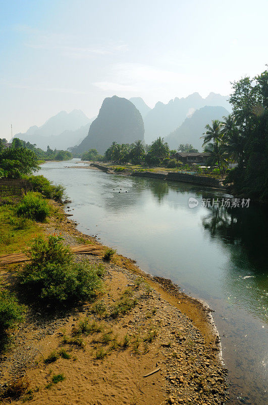 老挝旺荣的宋河。
