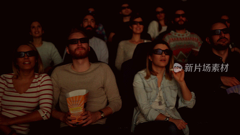 一群人在电影院看电影