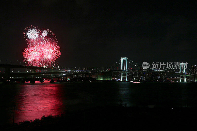 东京湾的烟花和彩虹桥