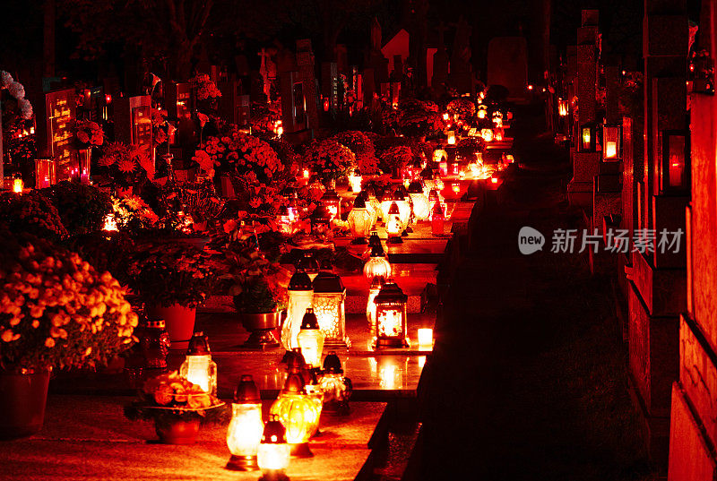 斯洛伐克万圣节夜墓地。