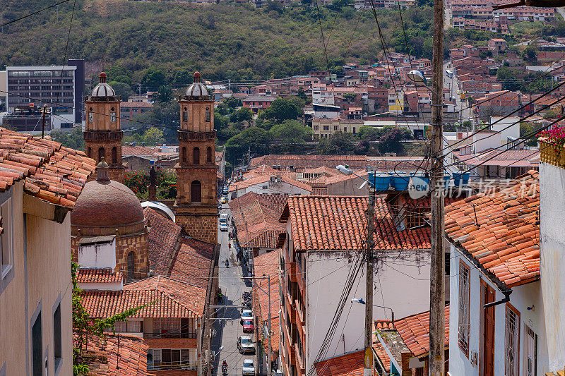 哥伦比亚:桑坦德省圣吉尔镇一条两边都有西班牙殖民建筑的窄街的高角度视图