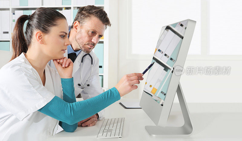 医生使用电脑，概念医疗咨询