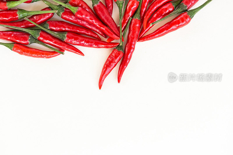 红辣椒，流行的香料概念-少量的红辣椒散装，孤立在白色背景，俯视图，平铺，大量的自由空间为您的文字